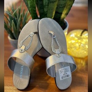💗  BNWT AEROSOL Sandels in gorgeous Silver.